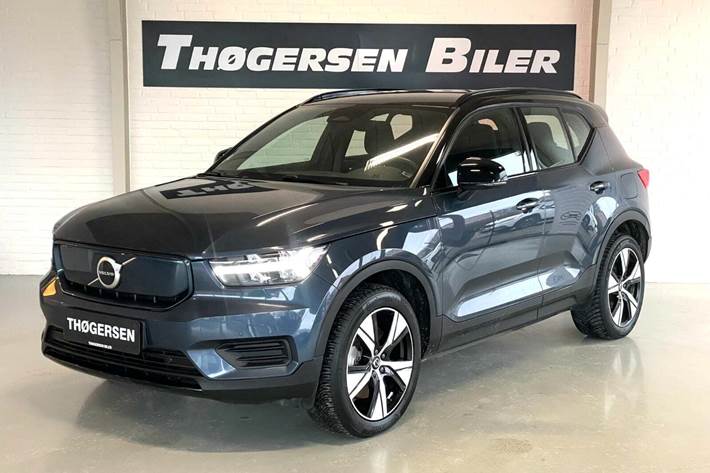 Blå Volvo XC40 fra 2022 set udefra