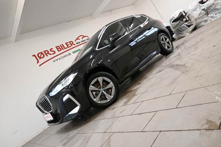 Sort BMW 225e fra 2023