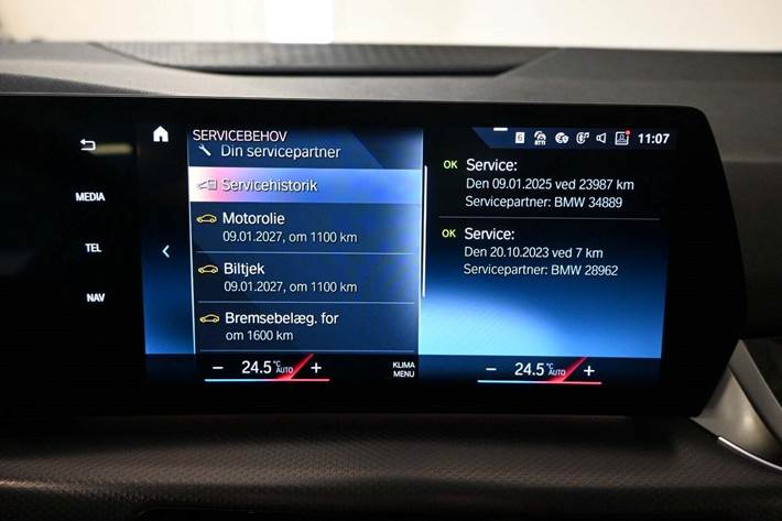 Sort BMW 225e fra 2023