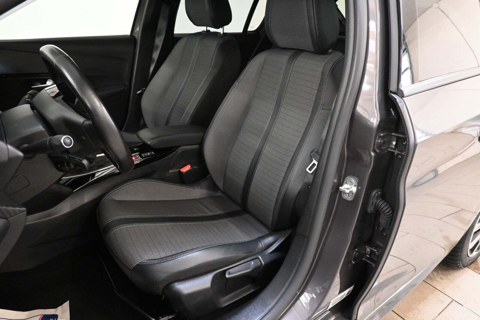 Grå Peugeot 208 fra 2020
