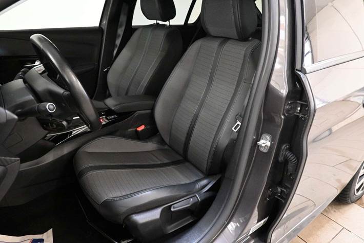 Grå Peugeot 208 fra 2020