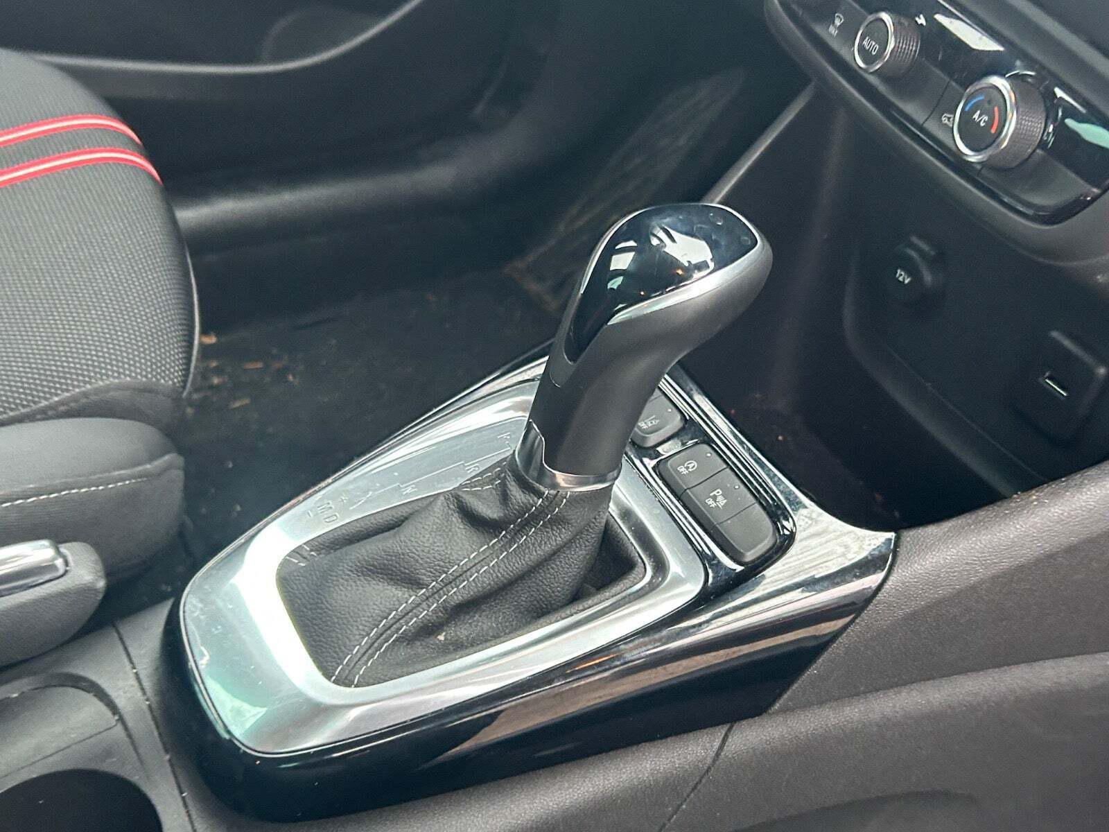 Grå Opel Crossland fra 2023