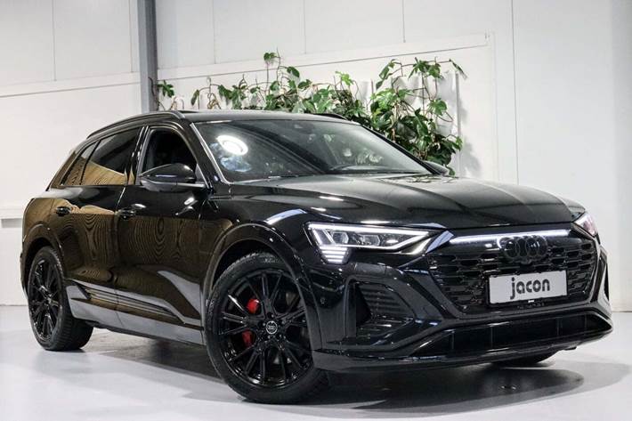 Sort Audi Q8 e-tron fra 2024 set udefra