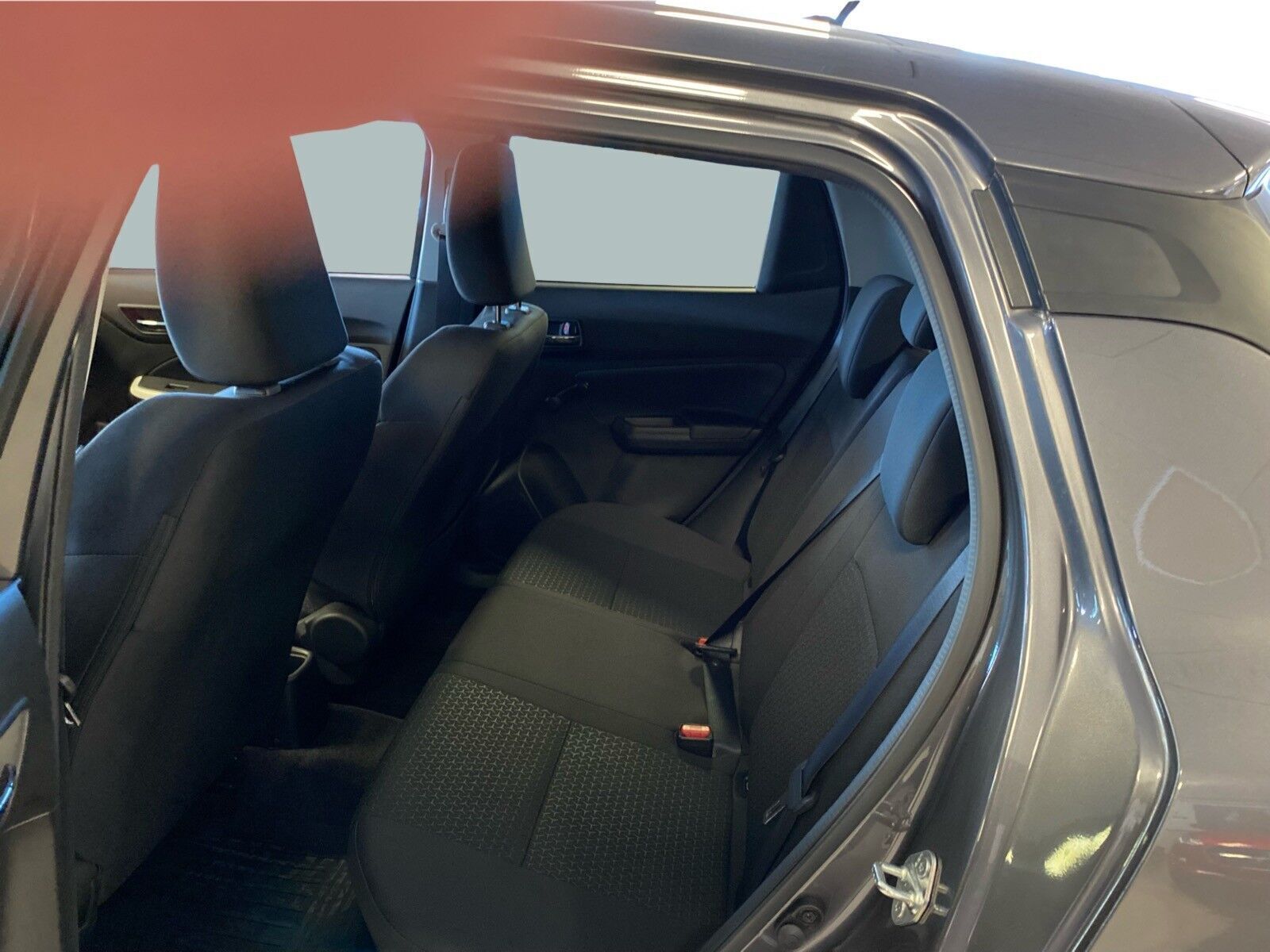 Grå Suzuki Swift fra 2025