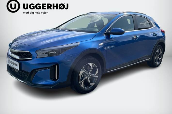 Blå Kia XCeed fra 2025 set udefra