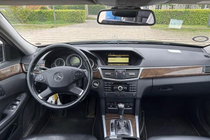 Sort Mercedes 200 E fra 2010