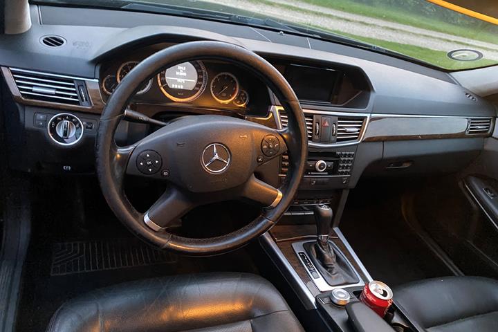 Sort Mercedes 200 E fra 2010