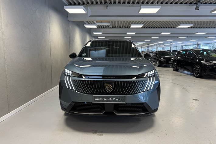 Blå Peugeot e-5008 fra 2024 set udefra