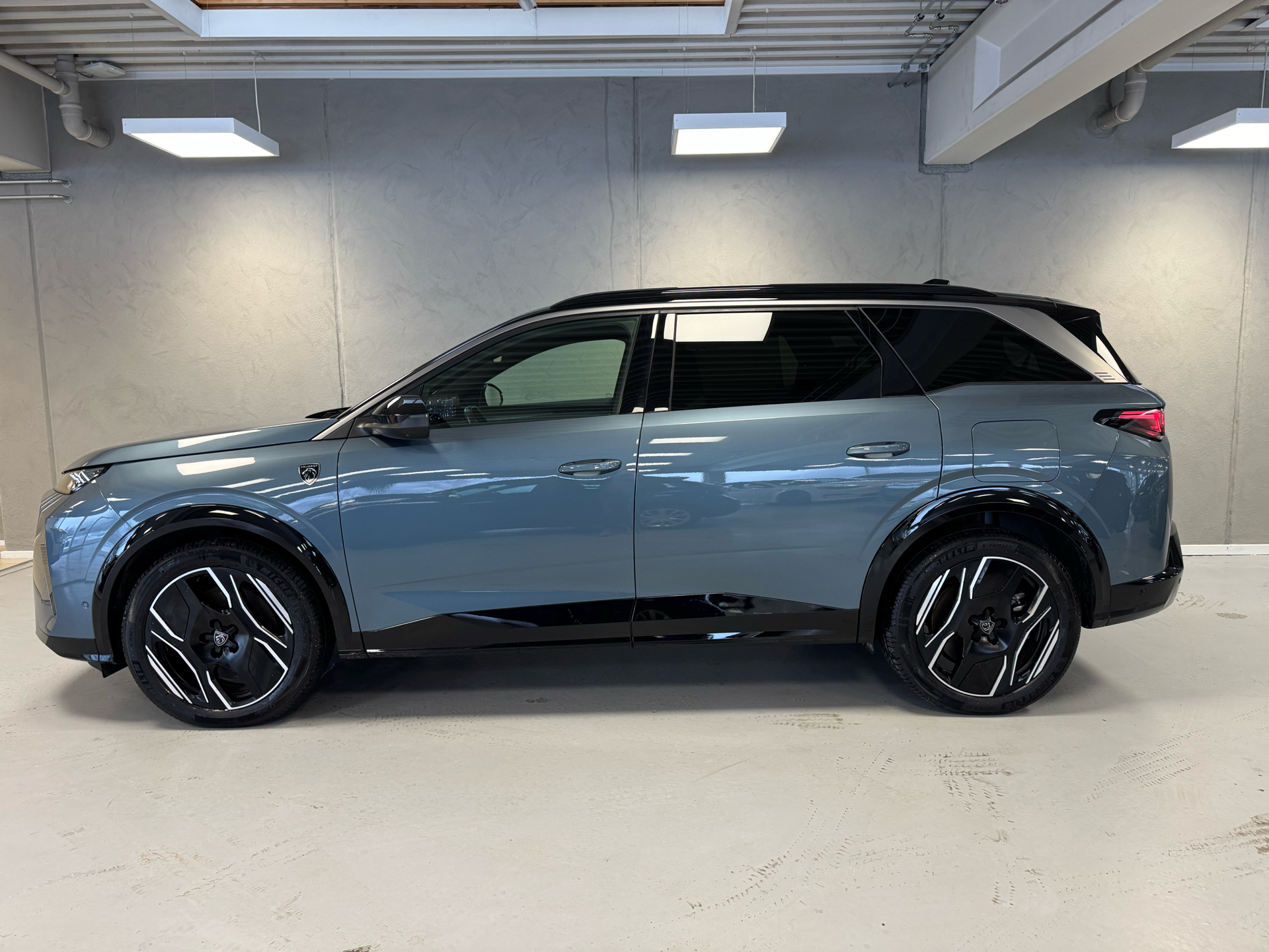 Peugeot e-5008