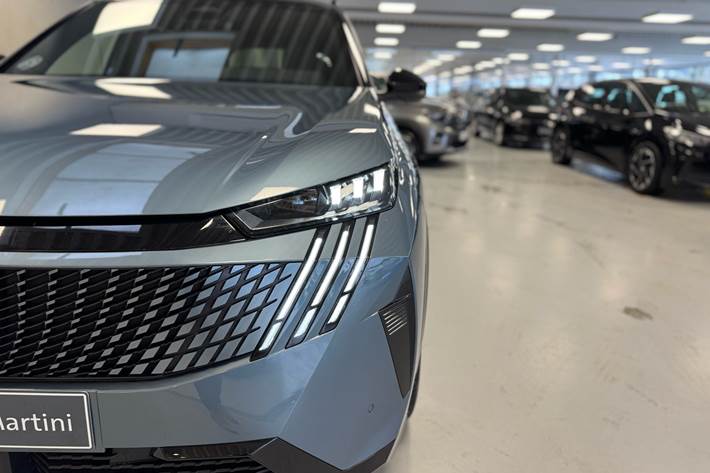 Blå Peugeot e-5008 fra 2024