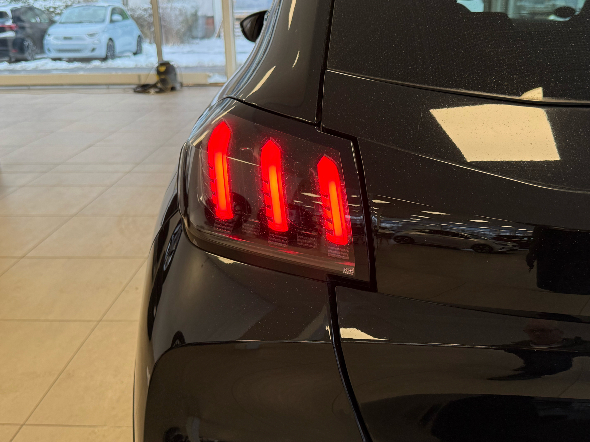 Sort Peugeot e-208 fra 2021