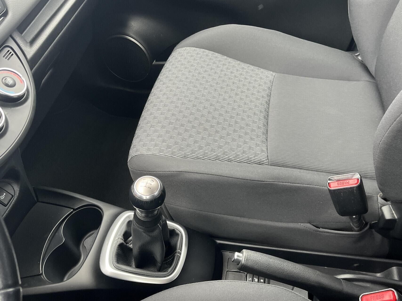 Sølv Toyota Yaris fra 2015