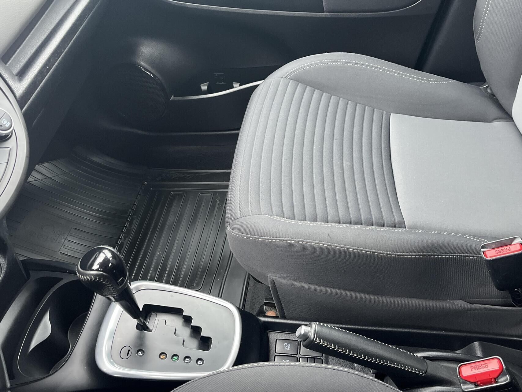 Sølv Toyota Yaris fra 2018