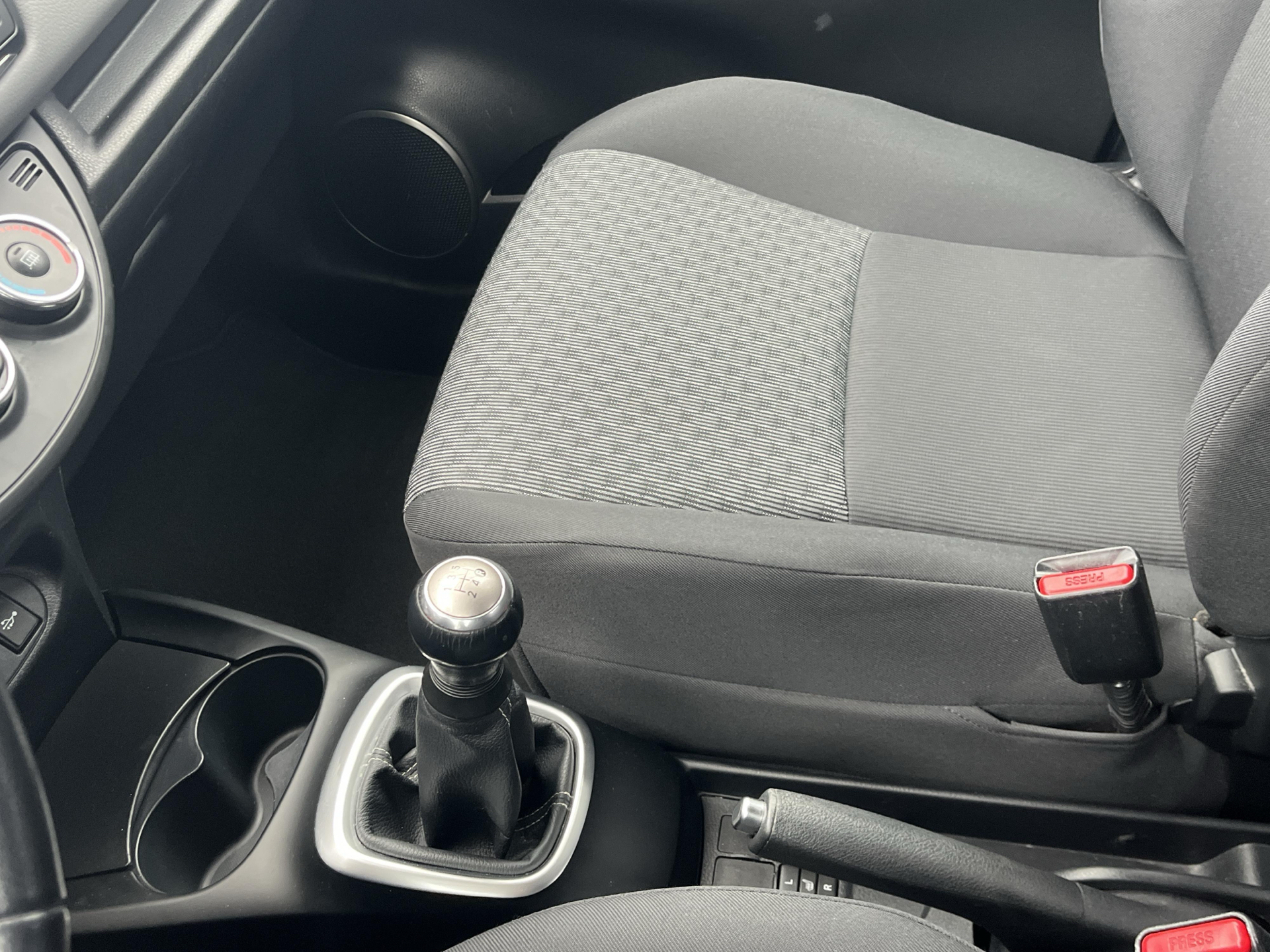 Sølv Toyota Yaris fra 2015