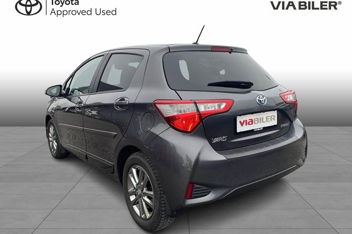 Grå Toyota Yaris fra 2018