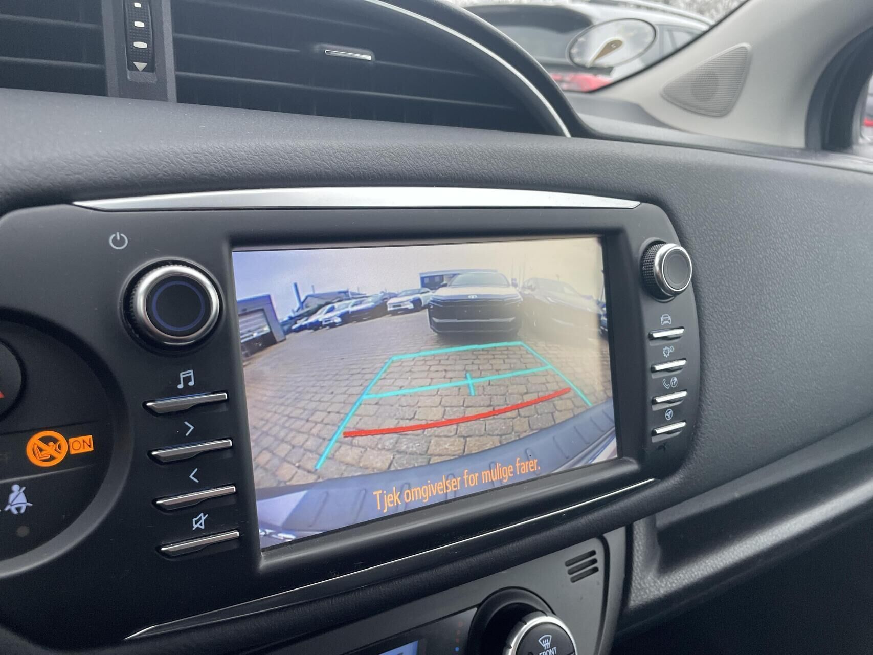 Grå Toyota Yaris fra 2018