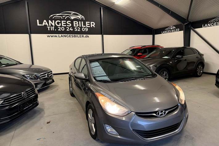 Grå Hyundai Elantra fra 2013 set udefra