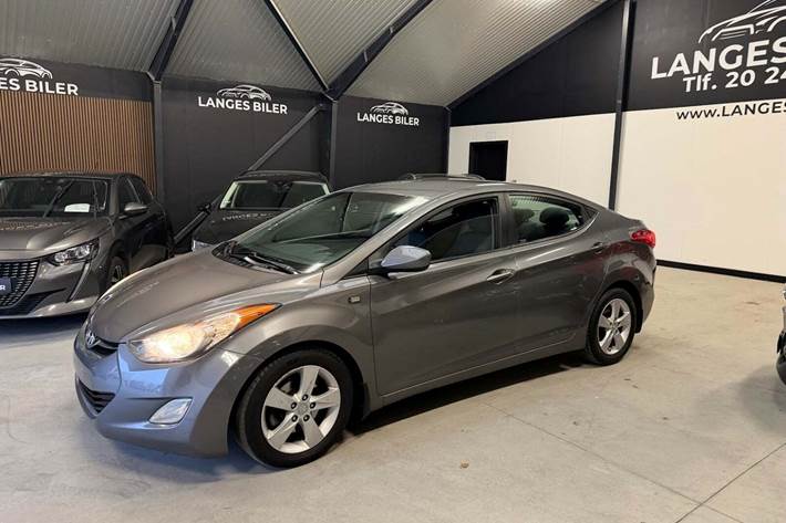 Grå Hyundai Elantra fra 2013 set udefra