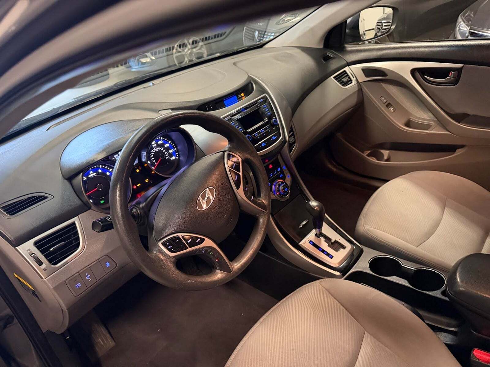 Grå Hyundai Elantra fra 2013