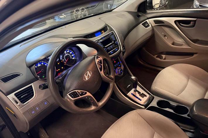 Grå Hyundai Elantra fra 2013 set indefra