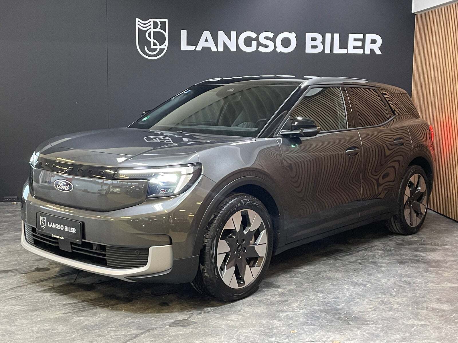 Ford Explorer 77 Premium Extended Range