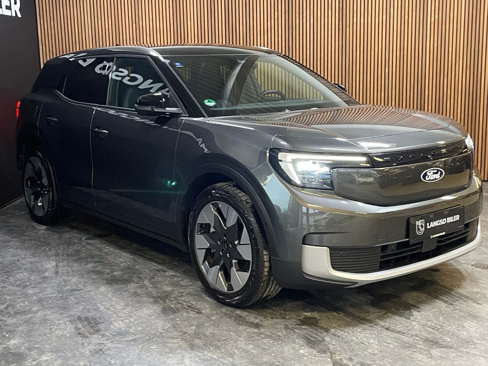 Ford Explorer 77 Premium Extended Range