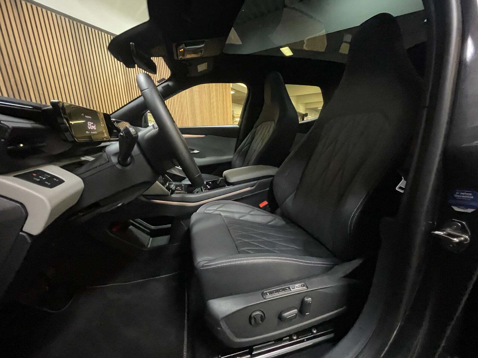 Ford Explorer 77 Premium Extended Range