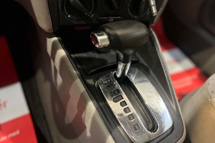 Sølv VW Golf IV fra 1998 set indefra