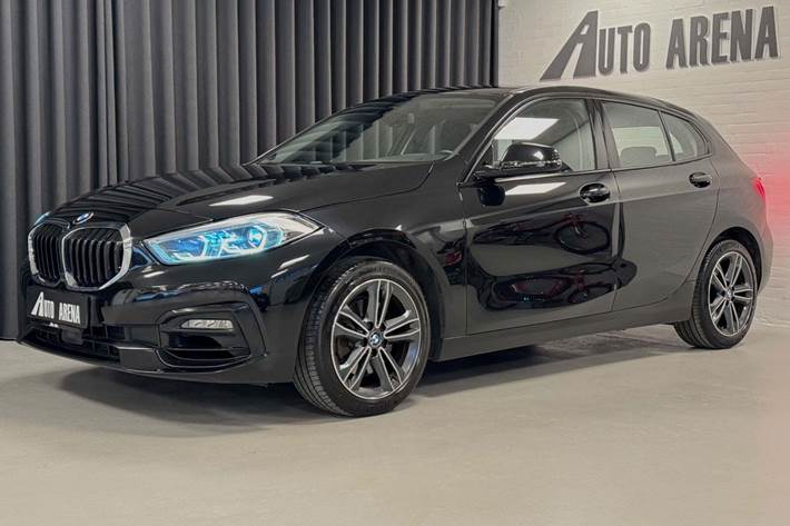 Sort BMW 118i fra 2020 set udefra