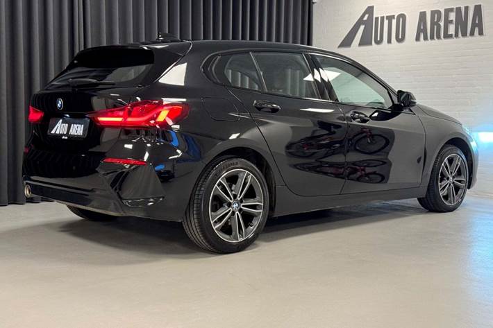Sort BMW 118i fra 2020