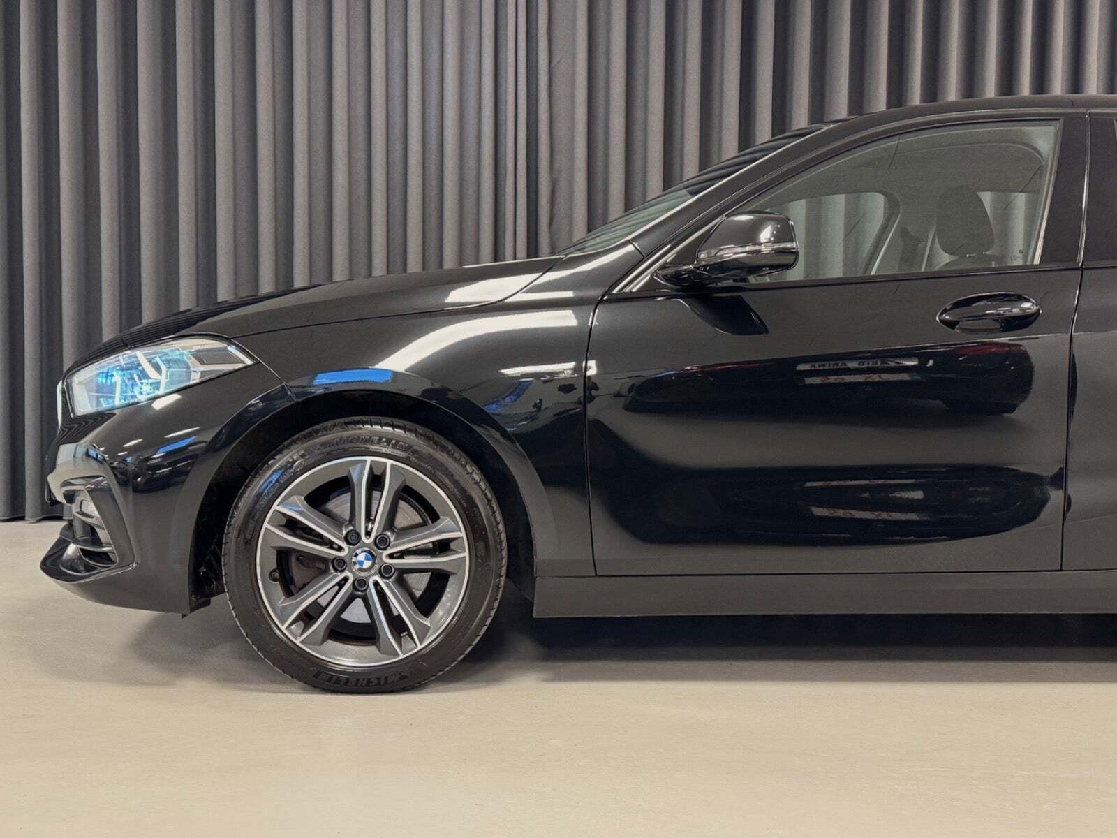 Sort BMW 118i fra 2020