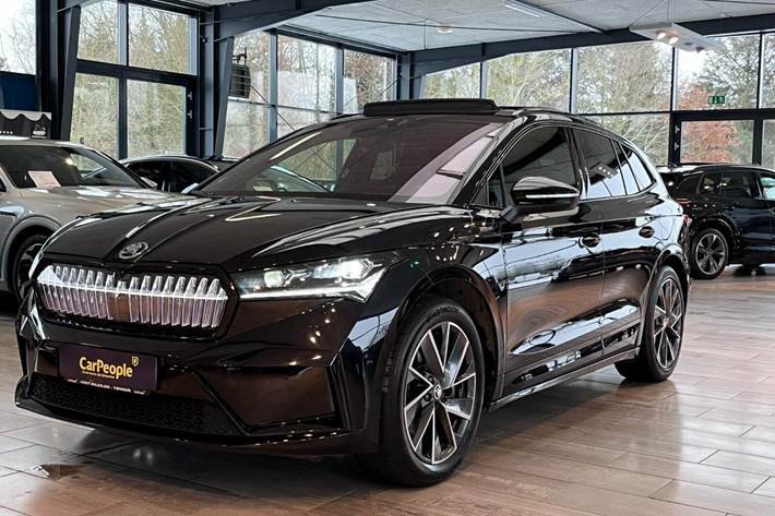 Sort Skoda Enyaq fra 2024 set udefra