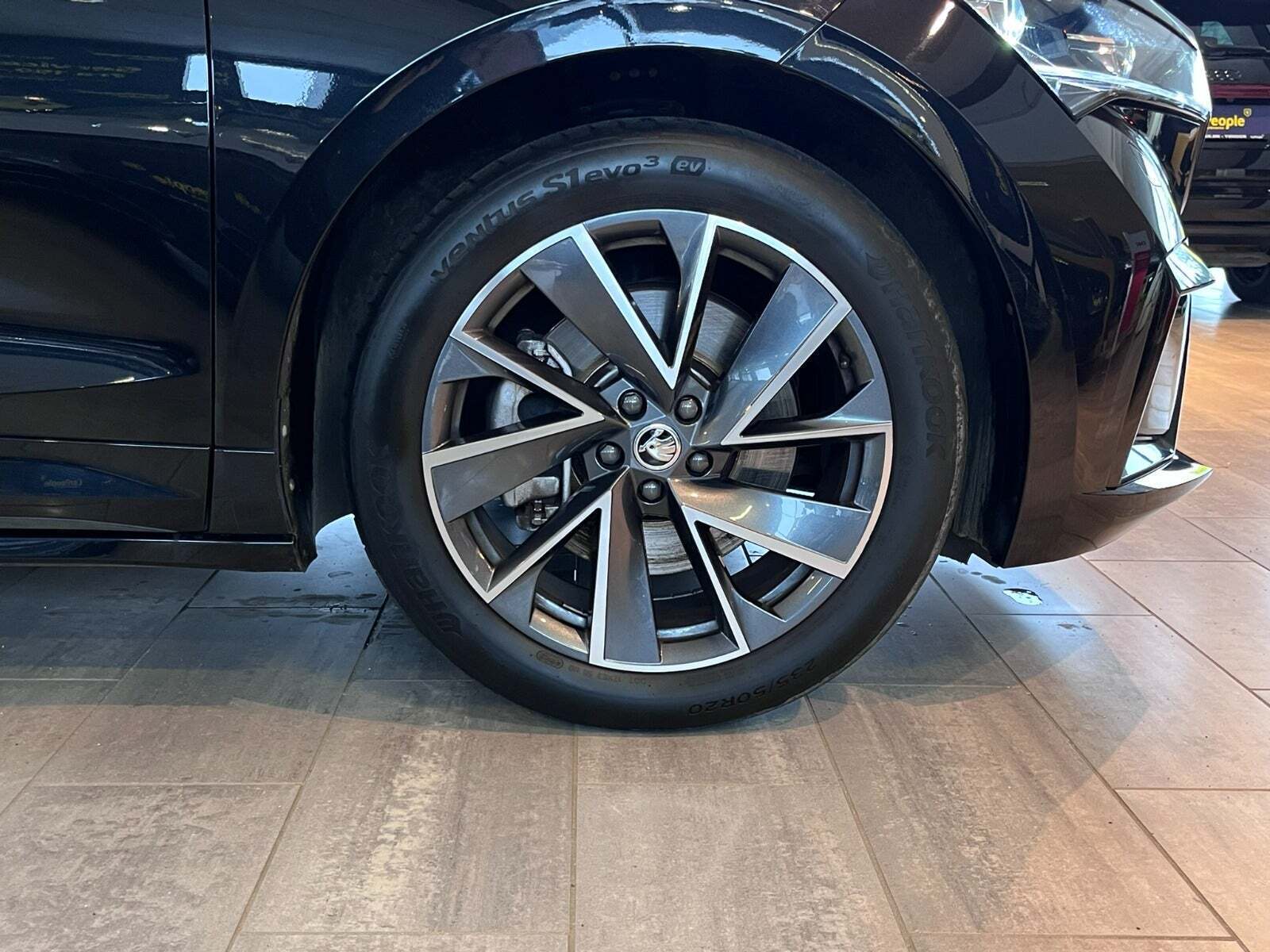 Sort Skoda Enyaq fra 2024