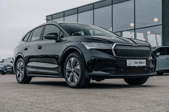 Sort Skoda Enyaq fra 2022 set udefra