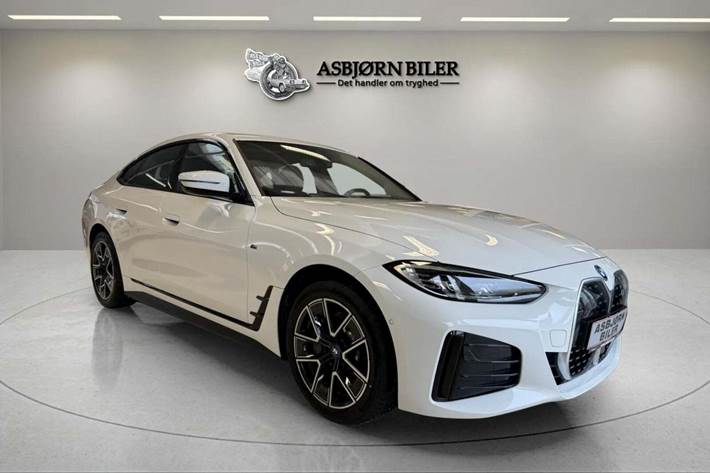 Hvid BMW i4 fra 2024 set udefra