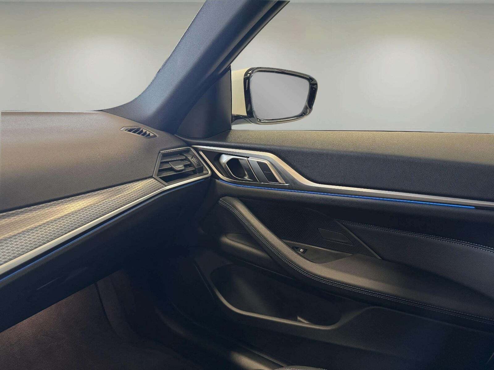 Hvid BMW i4 fra 2024