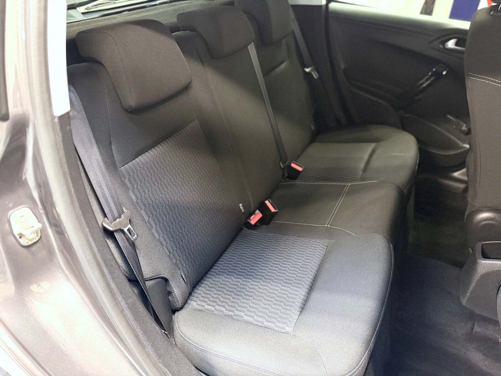 Grå Peugeot 208 fra 2018