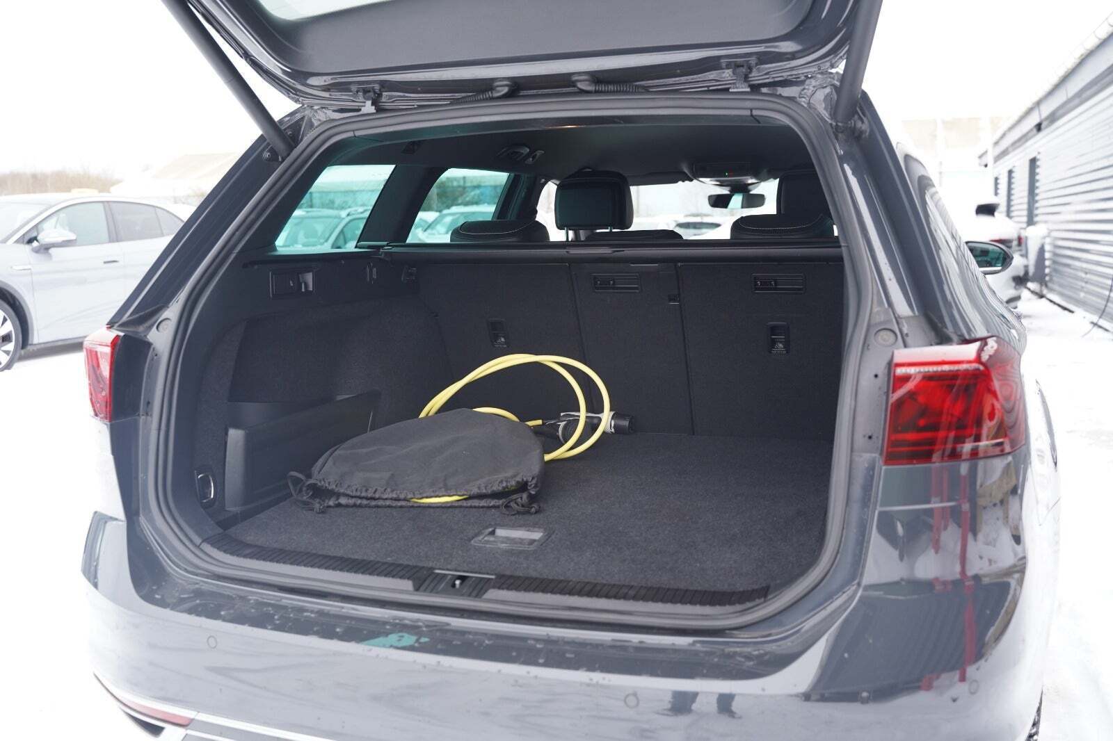 Grå VW Passat fra 2021