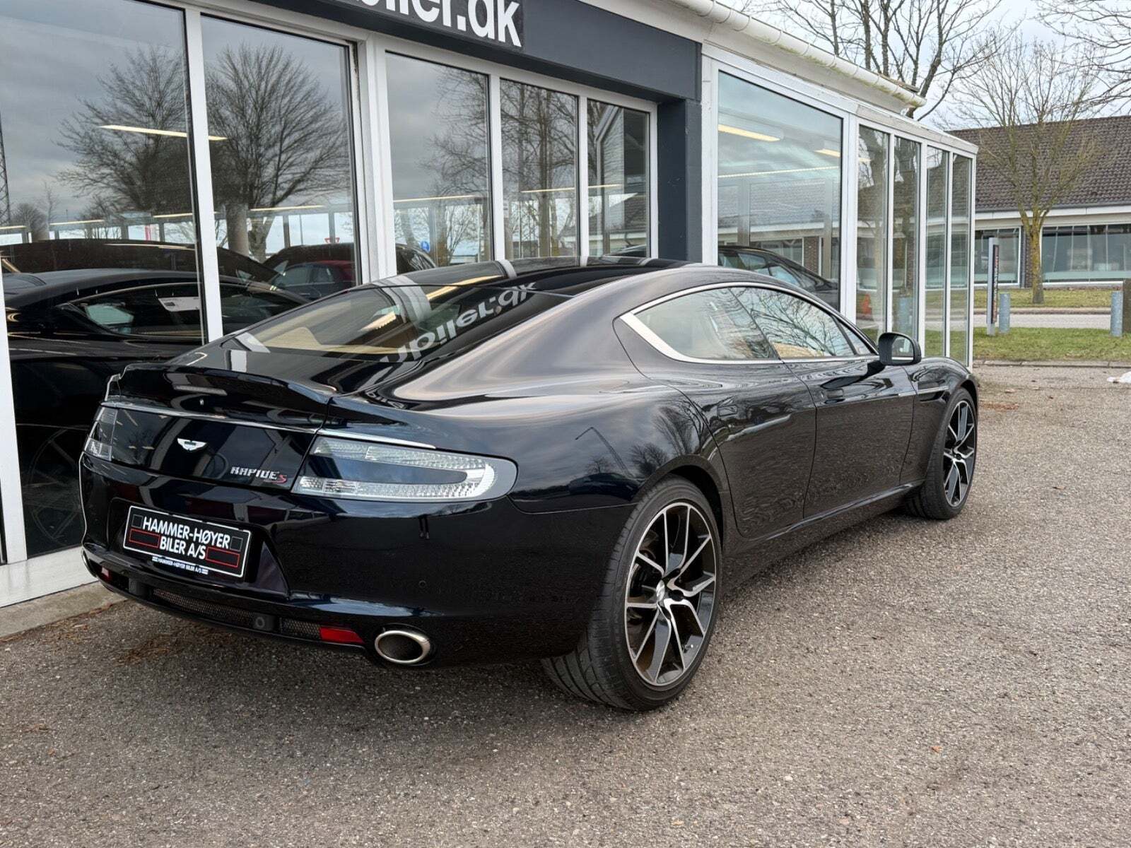Blå Aston Martin Rapide S fra 2016 set udefra