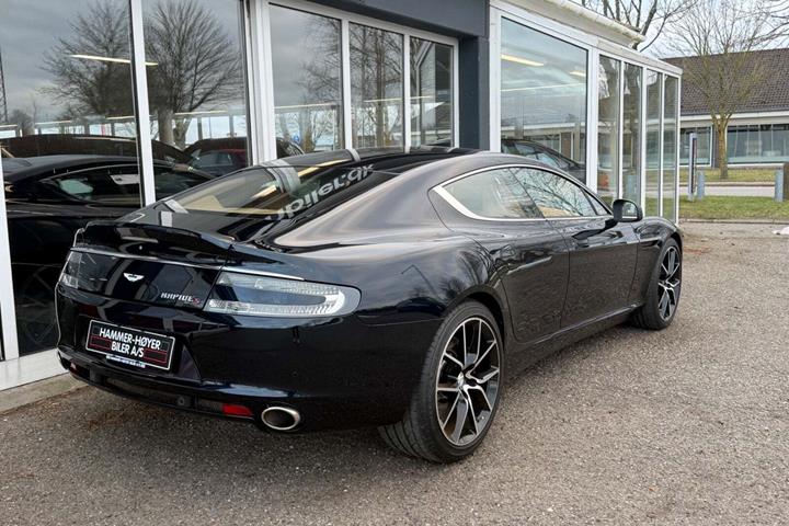 Blå Aston Martin Rapide S fra 2016 set udefra