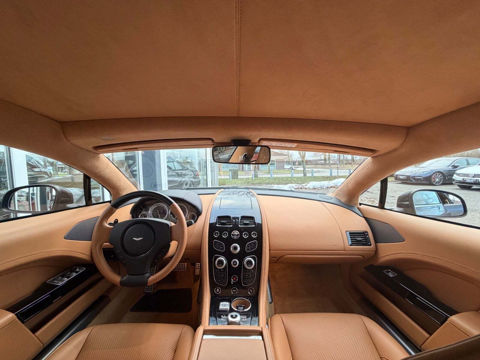Blå Aston Martin Rapide S fra 2016 set indefra