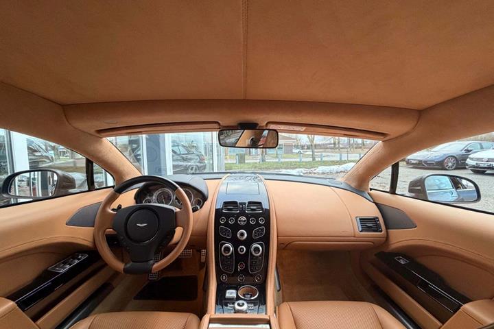 Blå Aston Martin Rapide S fra 2016 set indefra