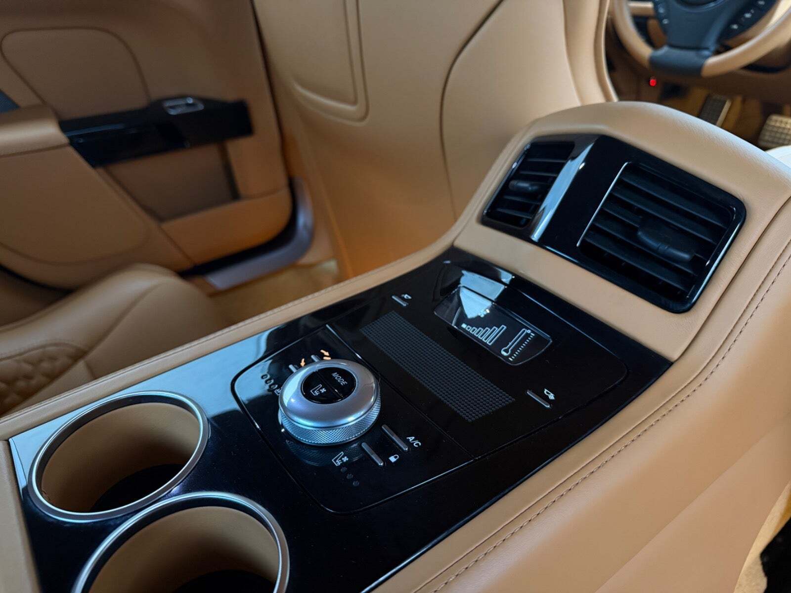 Blå Aston Martin Rapide S fra 2016 set indefra