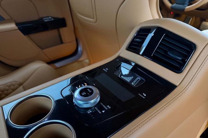 Blå Aston Martin Rapide S fra 2016 set indefra