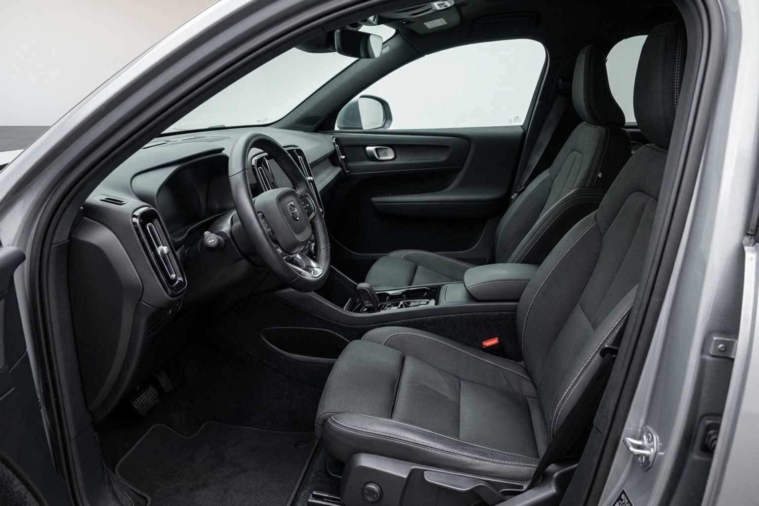 Grå Volvo XC40 fra 2022