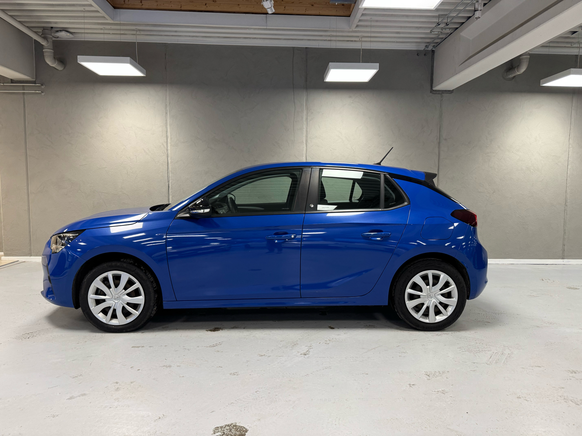 Blå Opel Corsa-e fra 2021