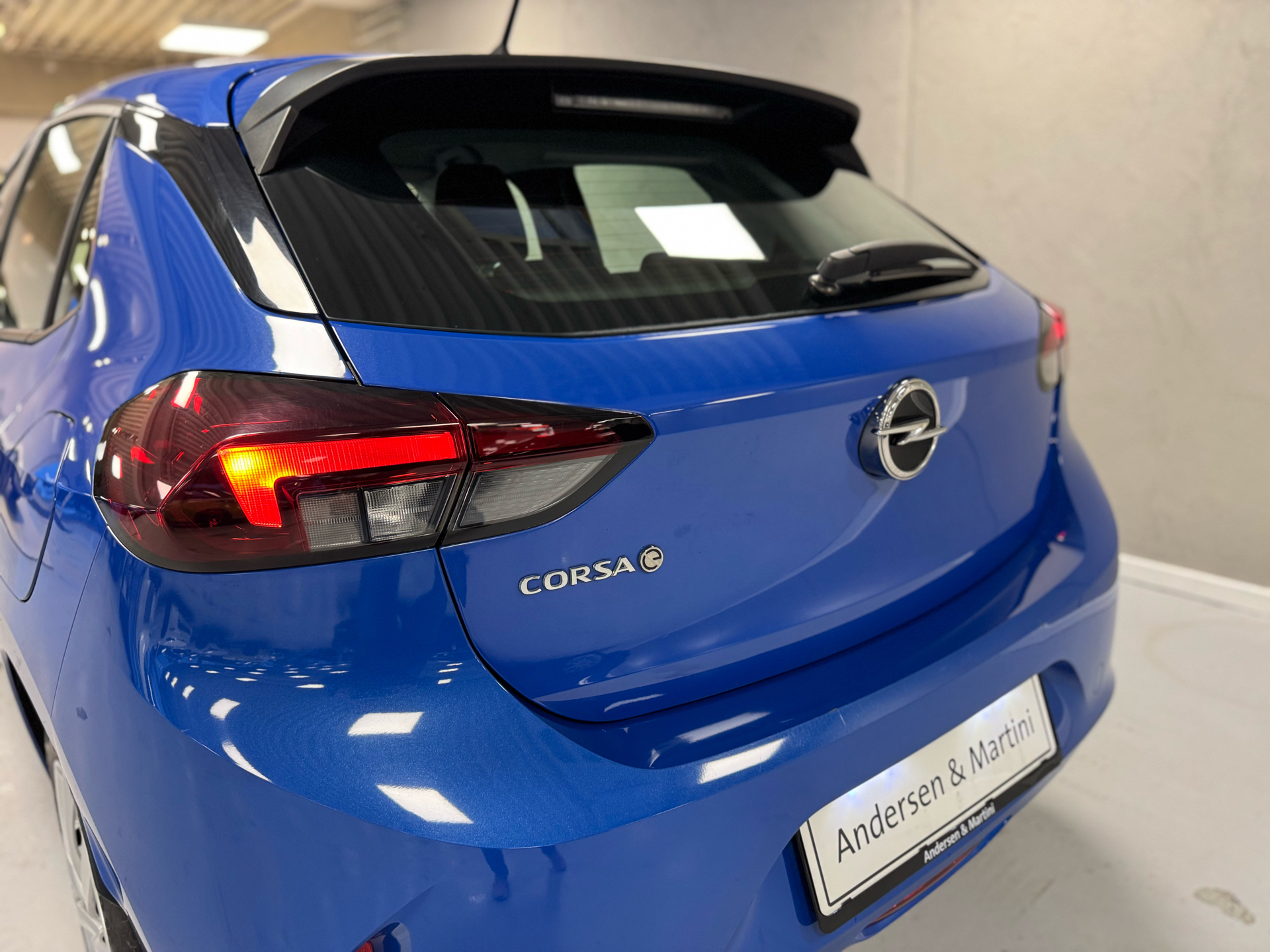 Blå Opel Corsa-e fra 2021
