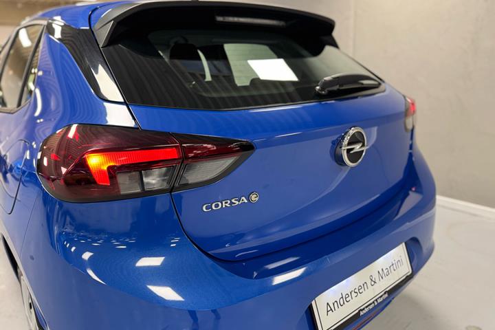 Blå Opel Corsa-e fra 2021