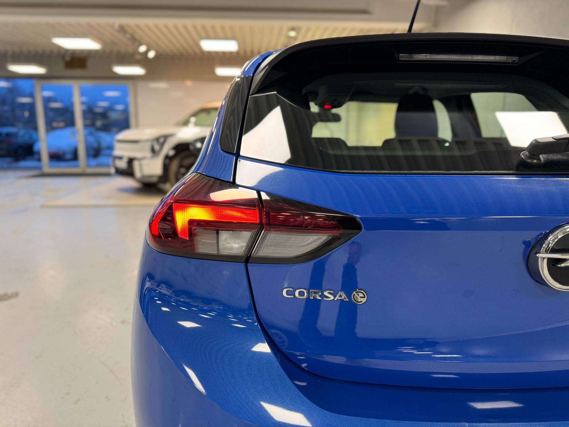 Blå Opel Corsa-e fra 2021