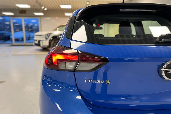 Blå Opel Corsa-e fra 2021
